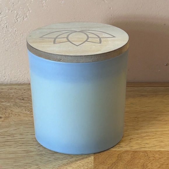 SAND + FOG Floral Bamboo Luxury Scented Candle With Essential Oils. Brand New! - Picture 5 of 6